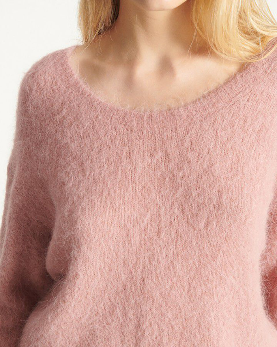 Lekki, miękki sweter Nuny Make Up marki American Vintage z długim rękawem i dekoltem w kształcie litery U. Sweter ma luźny krój. Wykonany z dzianiny z alpaką. Noś go samodzielnie lub na dopasowany top do jeansów lub spódnicy. 