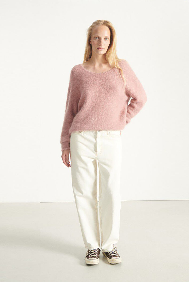 Lekki, miękki sweter Nuny Make Up marki American Vintage z długim rękawem i dekoltem w kształcie litery U. Sweter ma luźny krój. Wykonany z dzianiny z alpaką. Noś go samodzielnie lub na dopasowany top do jeansów lub spódnicy. 
