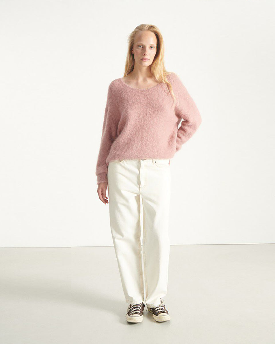 Lekki, miękki sweter Nuny Make Up marki American Vintage z długim rękawem i dekoltem w kształcie litery U. Sweter ma luźny krój. Wykonany z dzianiny z alpaką. Noś go samodzielnie lub na dopasowany top do jeansów lub spódnicy. 