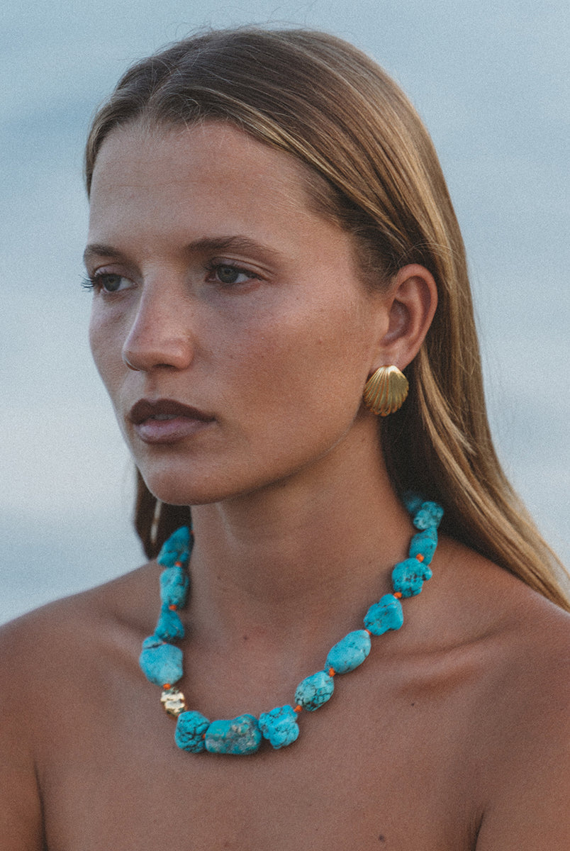 Pozłacane kolczyki Ocean Treasure ANNI LU w kształcie dużych, efektownych muszli. Zapinane na sztyft.
Kolczyki nie podlegają zwrotom ani wymianom ze względów higienicznych