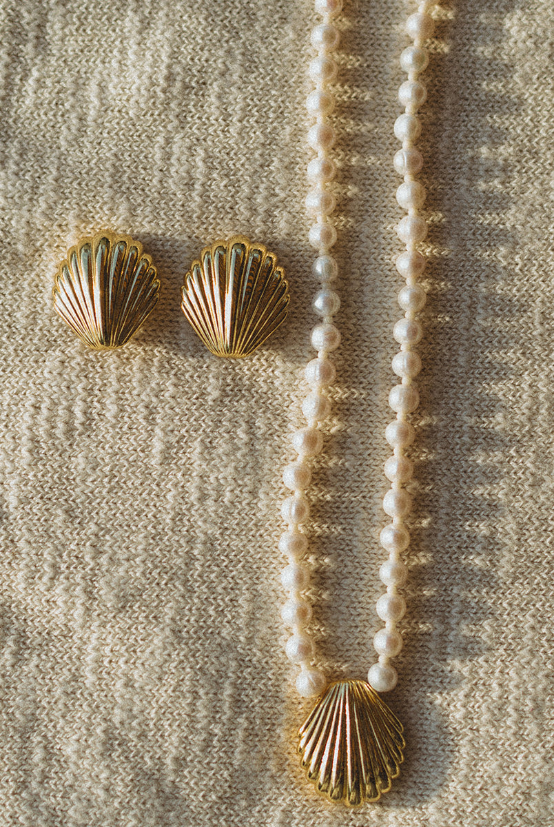 Pozłacane kolczyki Ocean Treasure ANNI LU w kształcie dużych, efektownych muszli. Zapinane na sztyft.
Kolczyki nie podlegają zwrotom ani wymianom ze względów higienicznych
