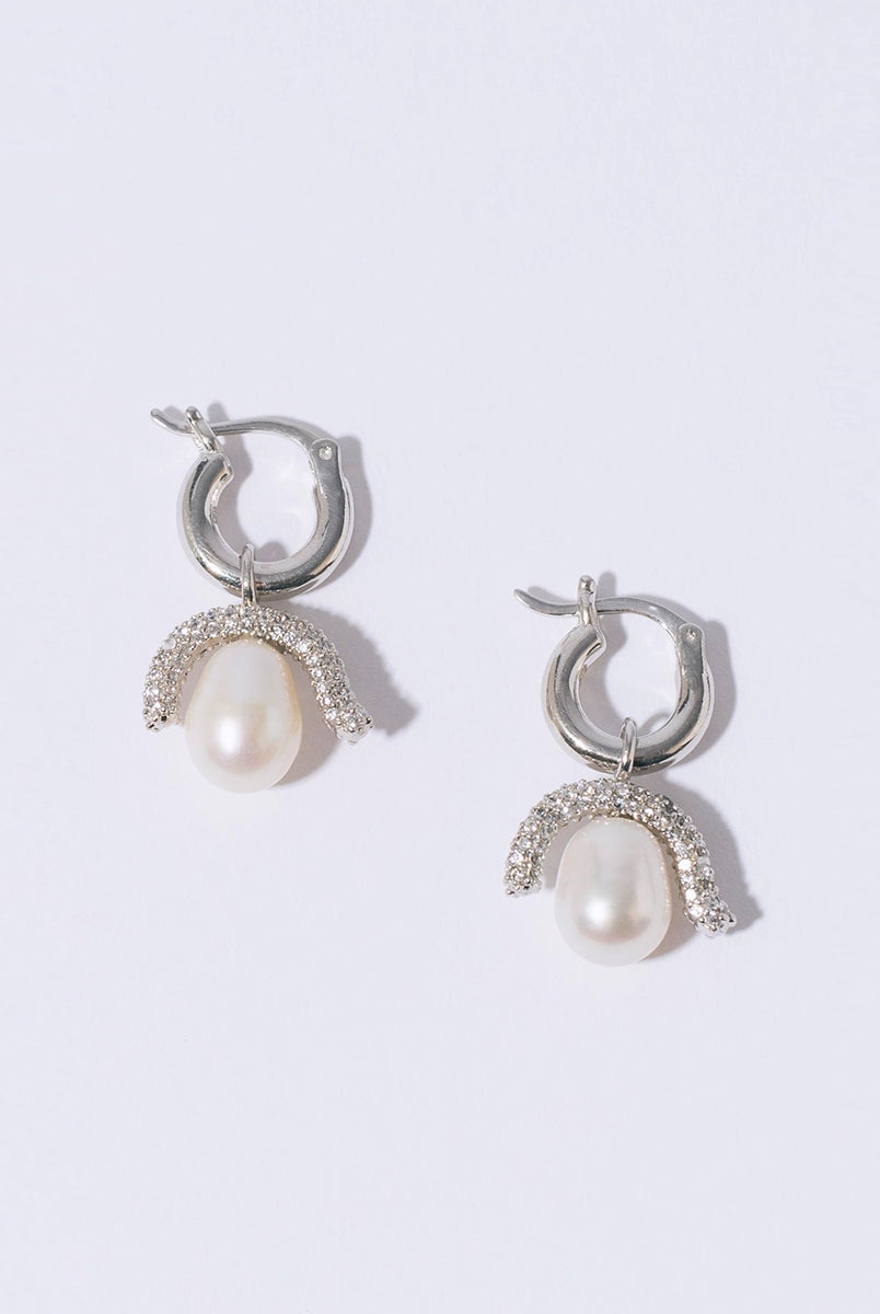 Efektowne, wiszące kolczyki PEARL OCTOPUSS.Y BABY PARIS SILVER z angielskim zapięciem. Złożone z grubego kółka i ściąganej zawieszki z dużą, naturalną perłą i połyskującym elementem wysadzanym drobnymi kryształami.