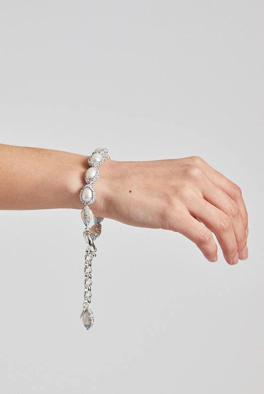 Efektowna, gruba bransoletka PEARL DROP PEARL OCTOPUSS.Y. wykonana z dużych, naturalnych pereł hodowlanych otoczonych niesamowicie połyskującymi, kolorowymi kryształami