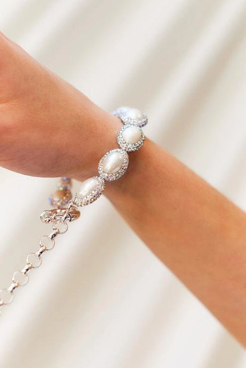 Efektowna, gruba bransoletka PEARL DROP PEARL OCTOPUSS.Y. wykonana z dużych, naturalnych pereł hodowlanych otoczonych niesamowicie połyskującymi, kolorowymi kryształami
