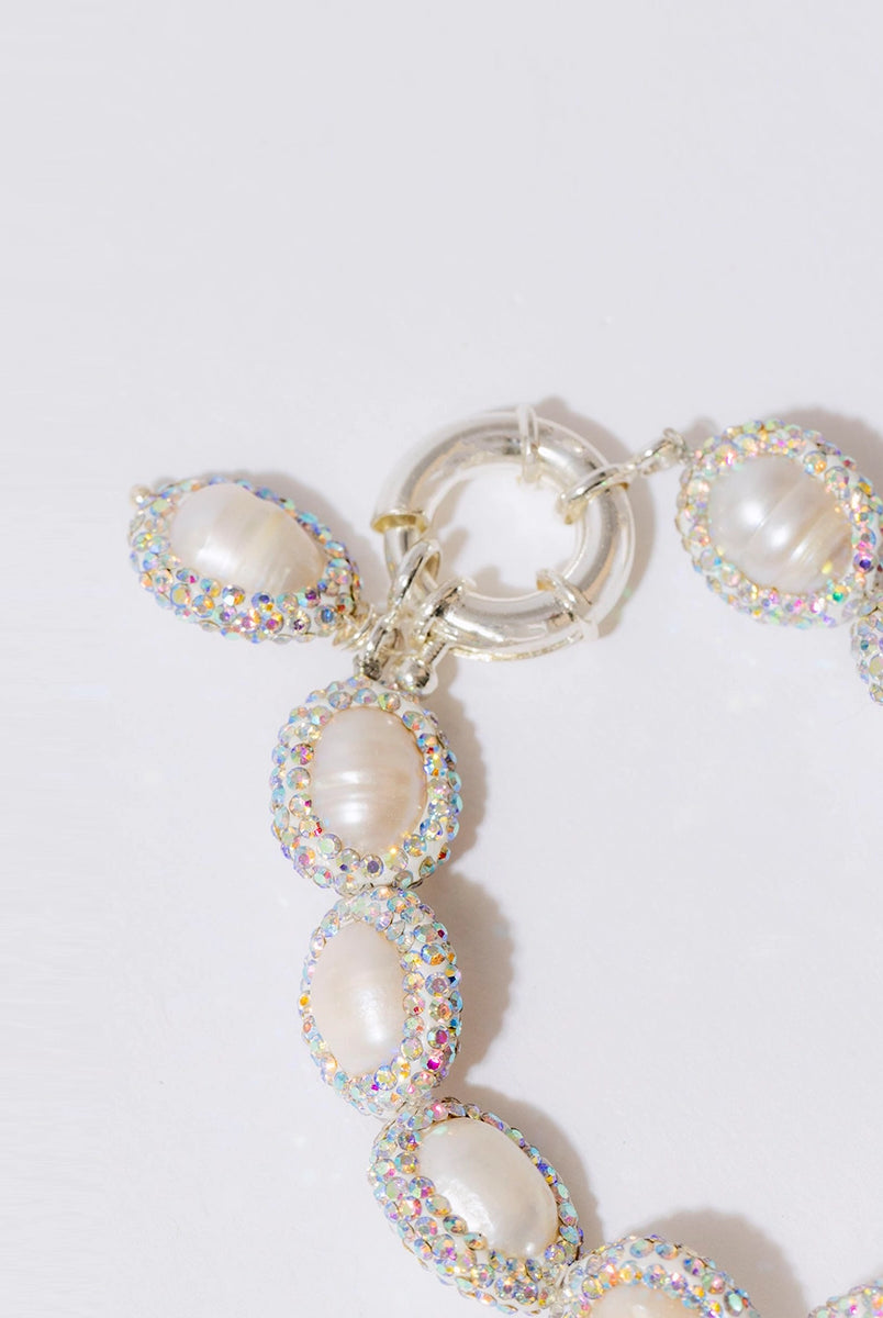 Efektowna, gruba bransoletka PEARL DROP PEARL OCTOPUSS.Y. wykonana z dużych, naturalnych pereł hodowlanych otoczonych niesamowicie połyskującymi, kolorowymi kryształami