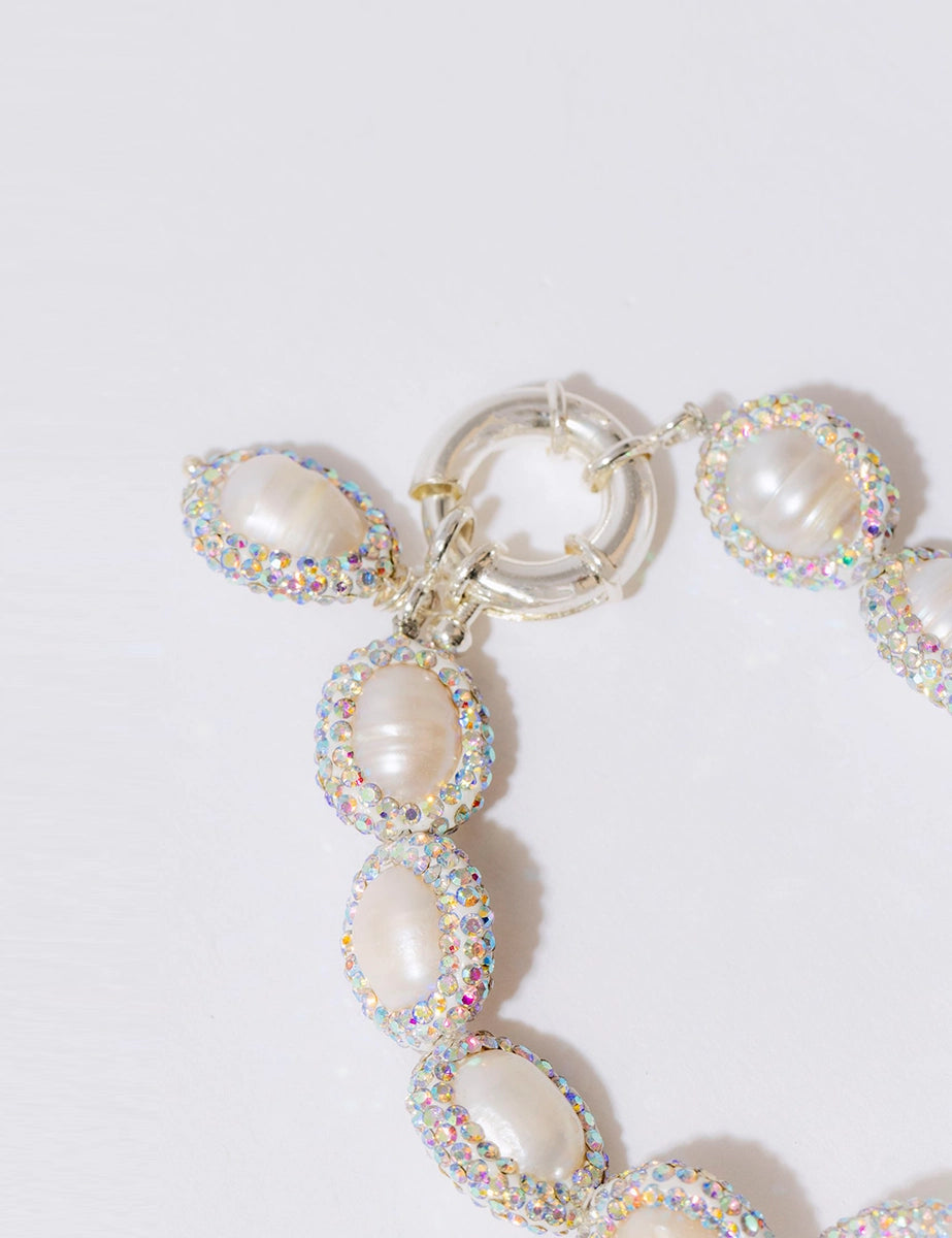 Efektowna, gruba bransoletka PEARL DROP PEARL OCTOPUSS.Y. wykonana z dużych, naturalnych pereł hodowlanych otoczonych niesamowicie połyskującymi, kolorowymi kryształami