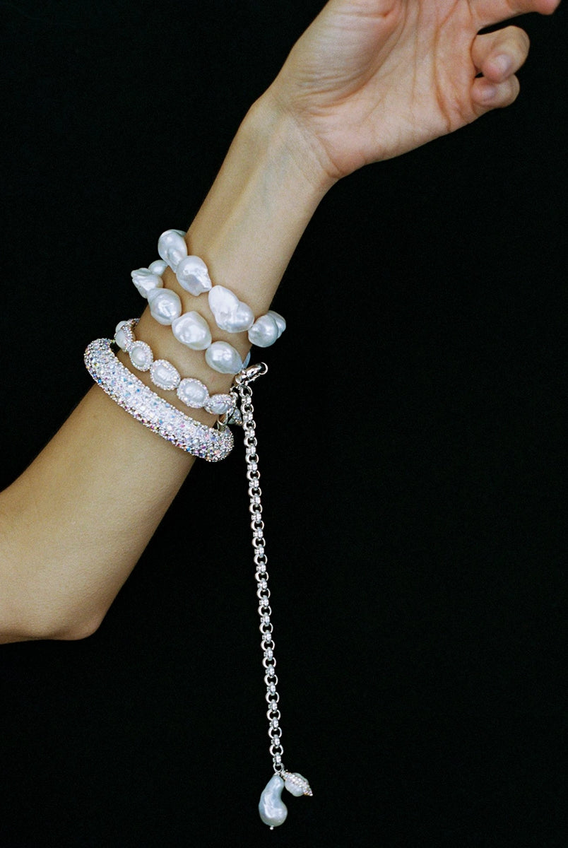 Efektowna, gruba bransoletka PEARL DROP PEARL OCTOPUSS.Y. wykonana z dużych, naturalnych pereł hodowlanych otoczonych niesamowicie połyskującymi, kolorowymi kryształami