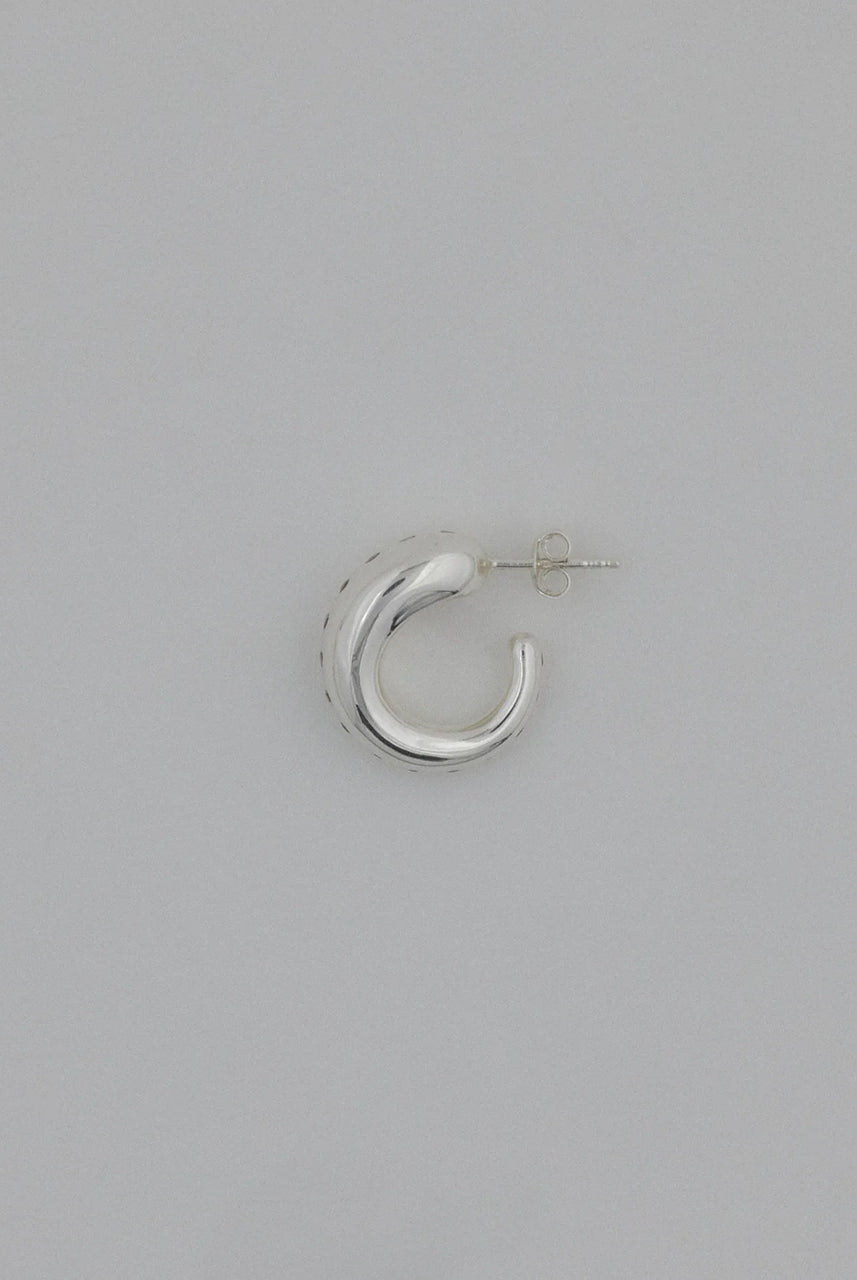 Kolczyki koła 12087 RAGBAG Hoops Silver z cienką linią błyszczących cyrkonii. Zapinane na sztyft.
Bez niklu.
Kolczyki nie podlegają zwrotowi ani wymianie ze względów higienicznych.