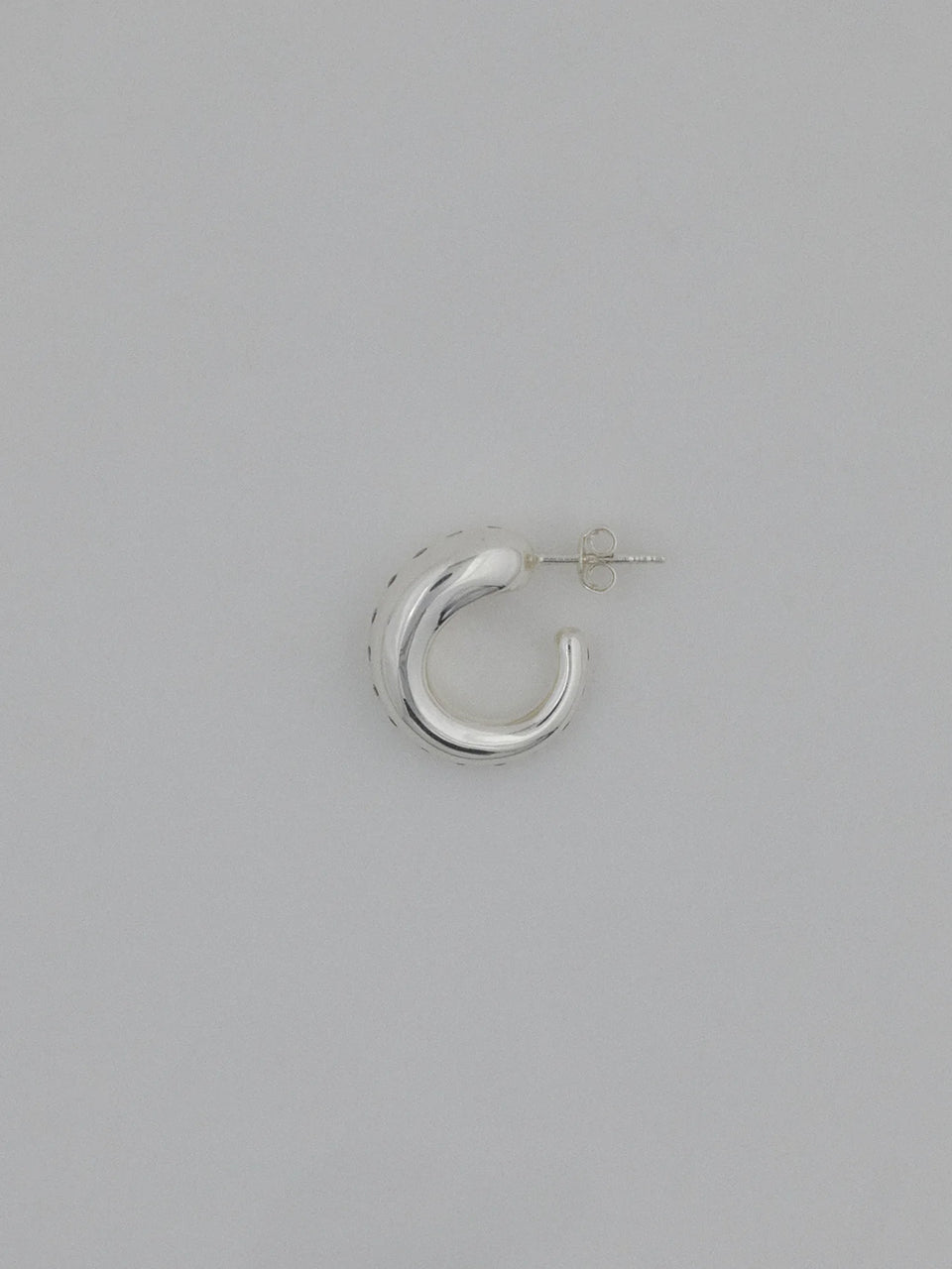 Kolczyki koła 12087 RAGBAG Hoops Silver z cienką linią błyszczących cyrkonii. Zapinane na sztyft.
Bez niklu.
Kolczyki nie podlegają zwrotowi ani wymianie ze względów higienicznych.