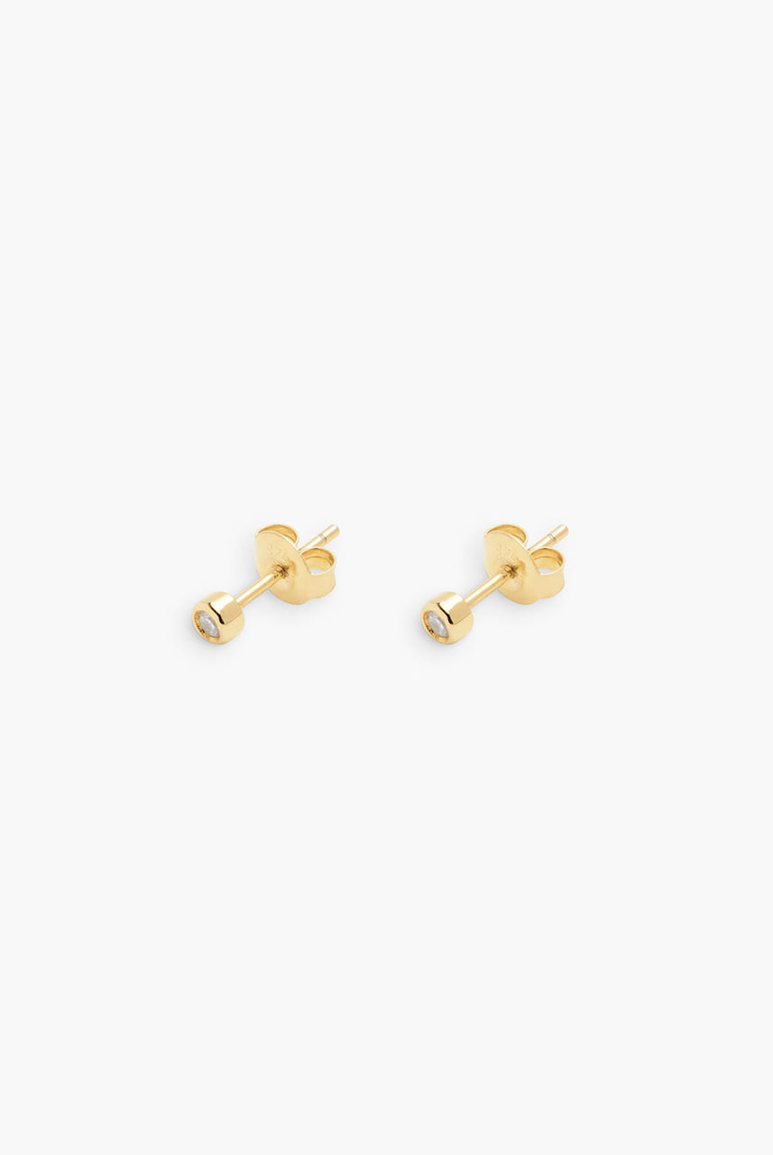 Proste, małe kolczyki 12130 RAGBAG Oda Studs Gold z lśniącym, białym cyrkonem o szlifie brylantowym. Zapinane na sztyft.
Bez niklu.
Kolczyki nie podlegają zwrotowi ani wymianie ze względów higienicznych.