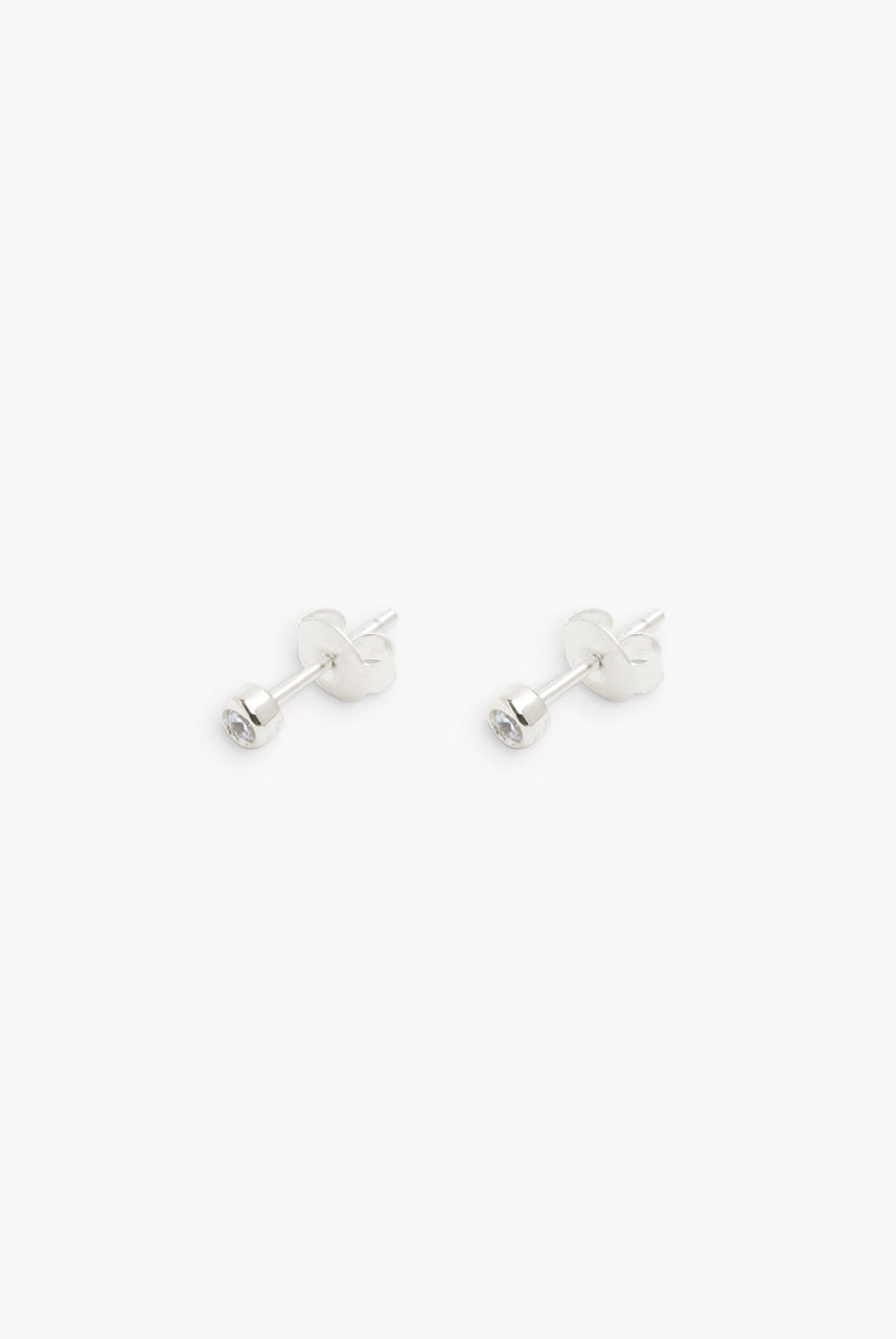 Proste, małe kolczyki 12130 RAGBAG Oda Studs Silver z lśniącym, białym cyrkonem o szlifie brylantowym. Zapinane na sztyft.
Bez niklu.
Kolczyki nie podlegają zwrotowi ani wymianie ze względów higienicznych