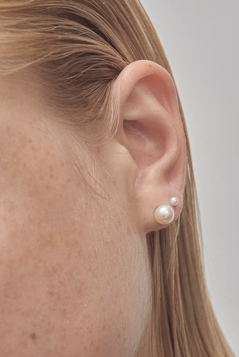 Delikatne, minimalistyczne kolczyki 12054 RAGBAG Olga Studs Silver ze srebra próby 925 z perłami słodkowodnymi. Zapinane na sztyft.
Bez niklu.
Kolczyki nie podlegają zwrotowi ani wymianie ze względów higienicznych.