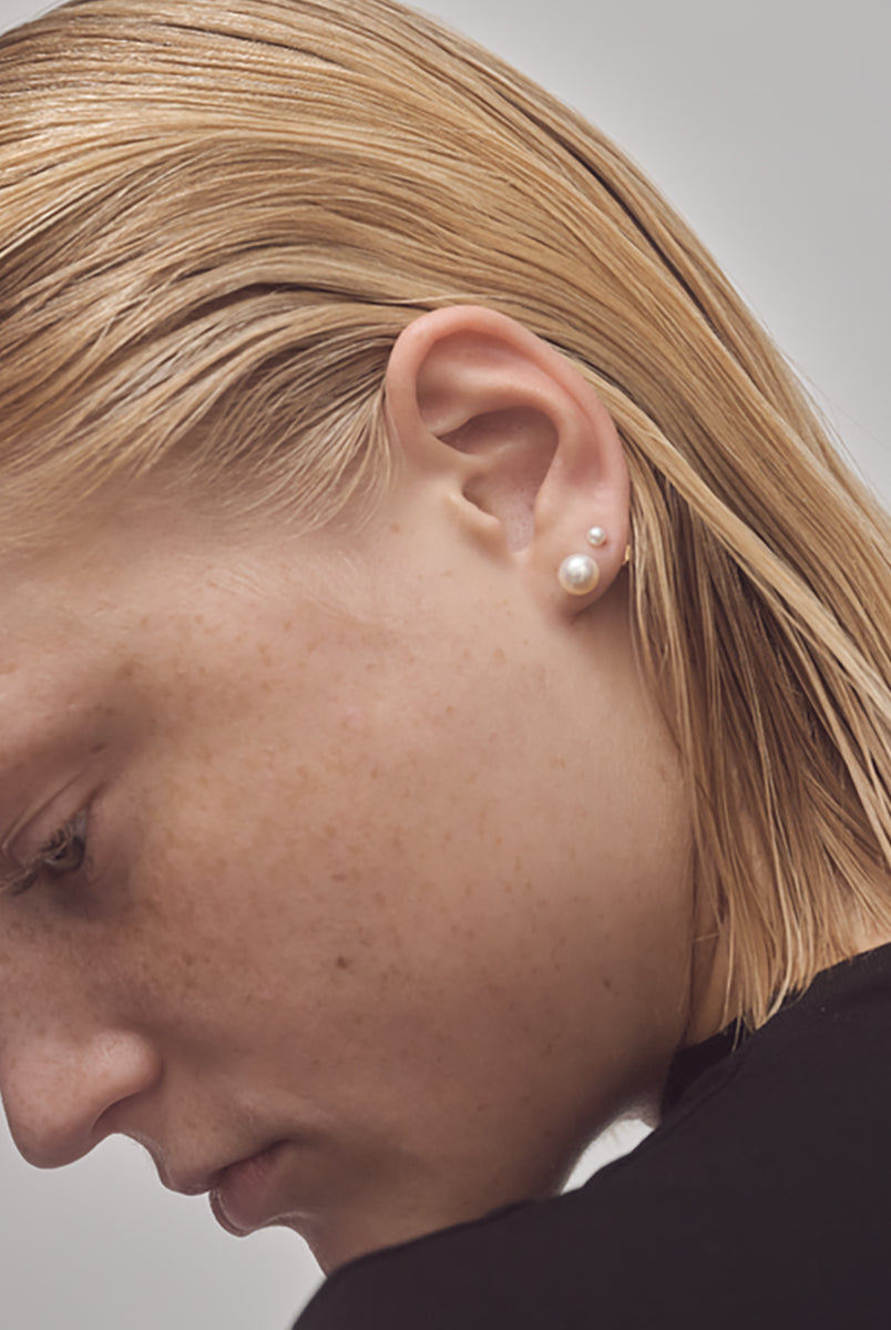 Delikatne, minimalistyczne kolczyki 12054 RAGBAG Olga Studs Gold ze srebra próby 925 z perłami słodkowodnymi. Zapinane na sztyft.
Bez niklu.
Kolczyki nie podlegają zwrotowi ani wymianie ze względów higienicznych.