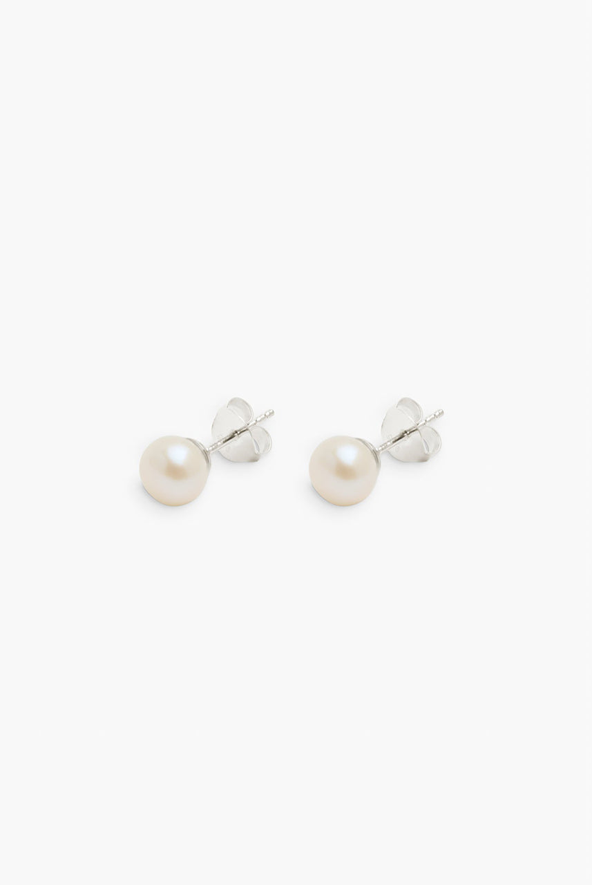 Delikatne, minimalistyczne kolczyki 12054 RAGBAG Olga Studs Silver ze srebra próby 925 z perłami słodkowodnymi. Zapinane na sztyft.
Bez niklu.
Kolczyki nie podlegają zwrotowi ani wymianie ze względów higienicznych.