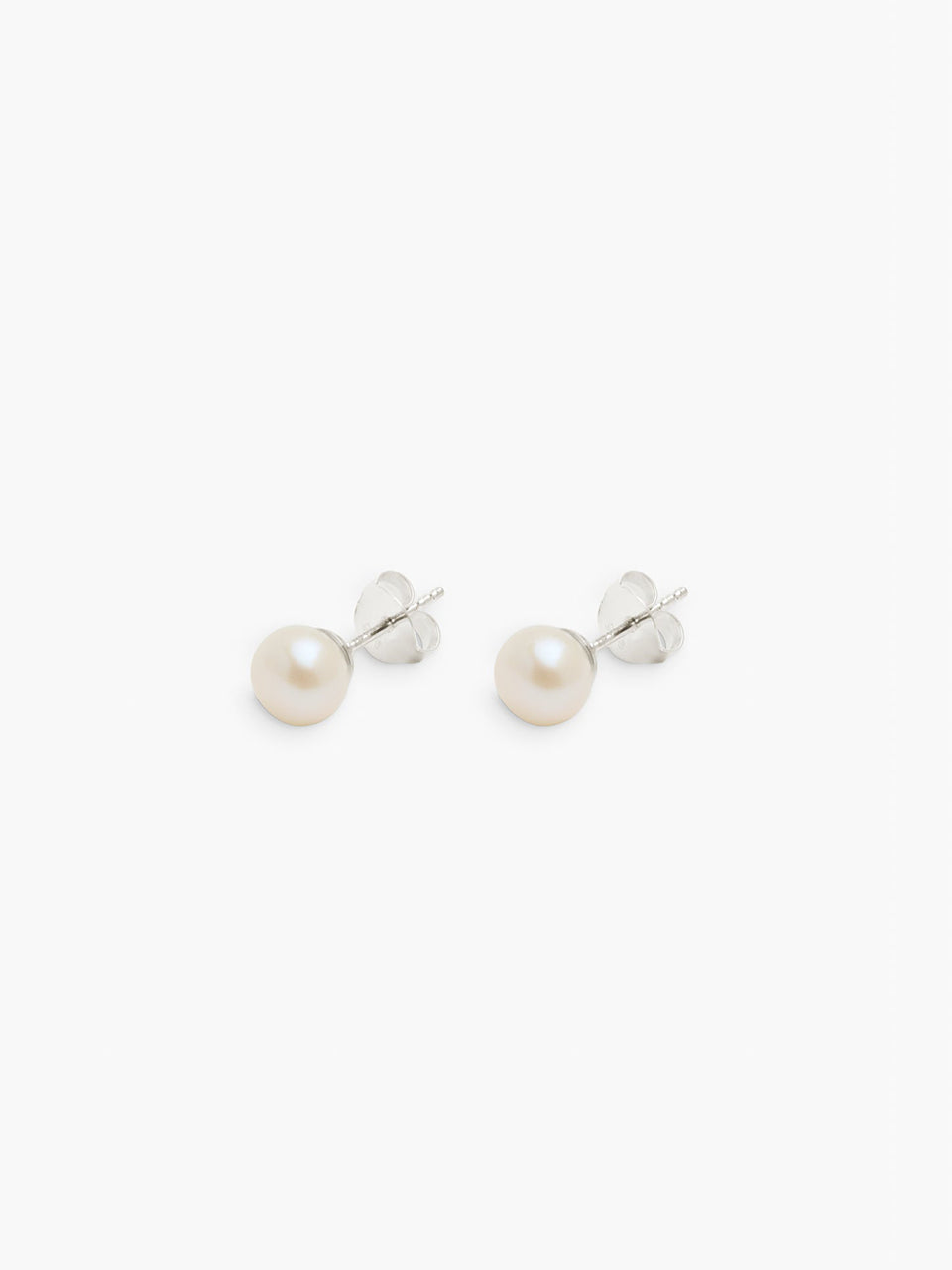 Delikatne, minimalistyczne kolczyki 12054 RAGBAG Olga Studs Silver ze srebra próby 925 z perłami słodkowodnymi. Zapinane na sztyft.
Bez niklu.
Kolczyki nie podlegają zwrotowi ani wymianie ze względów higienicznych.