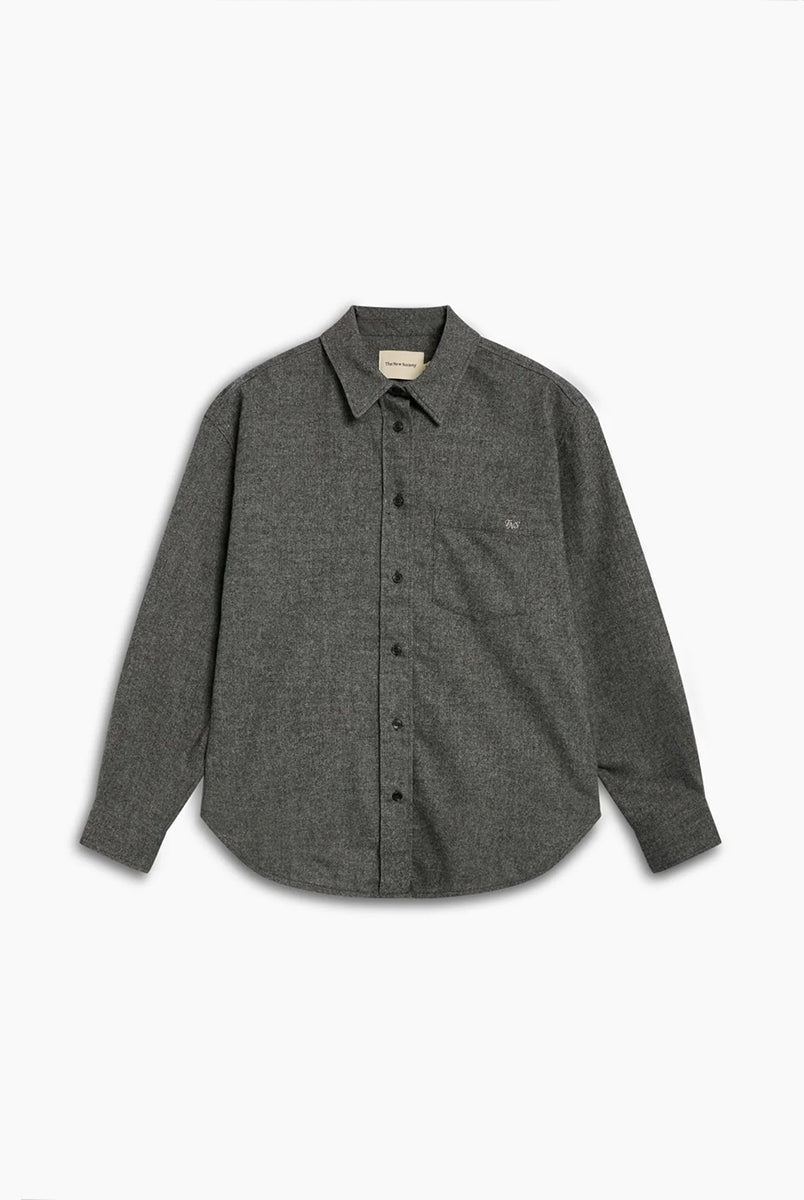 Szara koszula TNS Opal Mid Grey z klasycznym zapięciem na guziki, długimi rękawami z mankietami oraz naszywaną kieszenią na piersi, ozdobioną haftowanym logo marki. To ponadczasowy element garderoby łączący swobodny krój z elegancją odpowiednią na co dzień. Wykonana z wysokiej jakości mieszanki wełny o miękkim, ciepłym wykończeniu. To doskonała propozycja na chłodniejsze dni.
-Klasyczny krój
-Miękka mieszanka z wełną
-Starannie uszyta w Portugalii