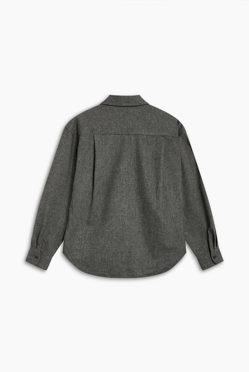Szara koszula TNS Opal Mid Grey z klasycznym zapięciem na guziki, długimi rękawami z mankietami oraz naszywaną kieszenią na piersi, ozdobioną haftowanym logo marki. To ponadczasowy element garderoby łączący swobodny krój z elegancją odpowiednią na co dzień. Wykonana z wysokiej jakości mieszanki wełny o miękkim, ciepłym wykończeniu. To doskonała propozycja na chłodniejsze dni.
-Klasyczny krój
-Miękka mieszanka z wełną
-Starannie uszyta w Portugalii
