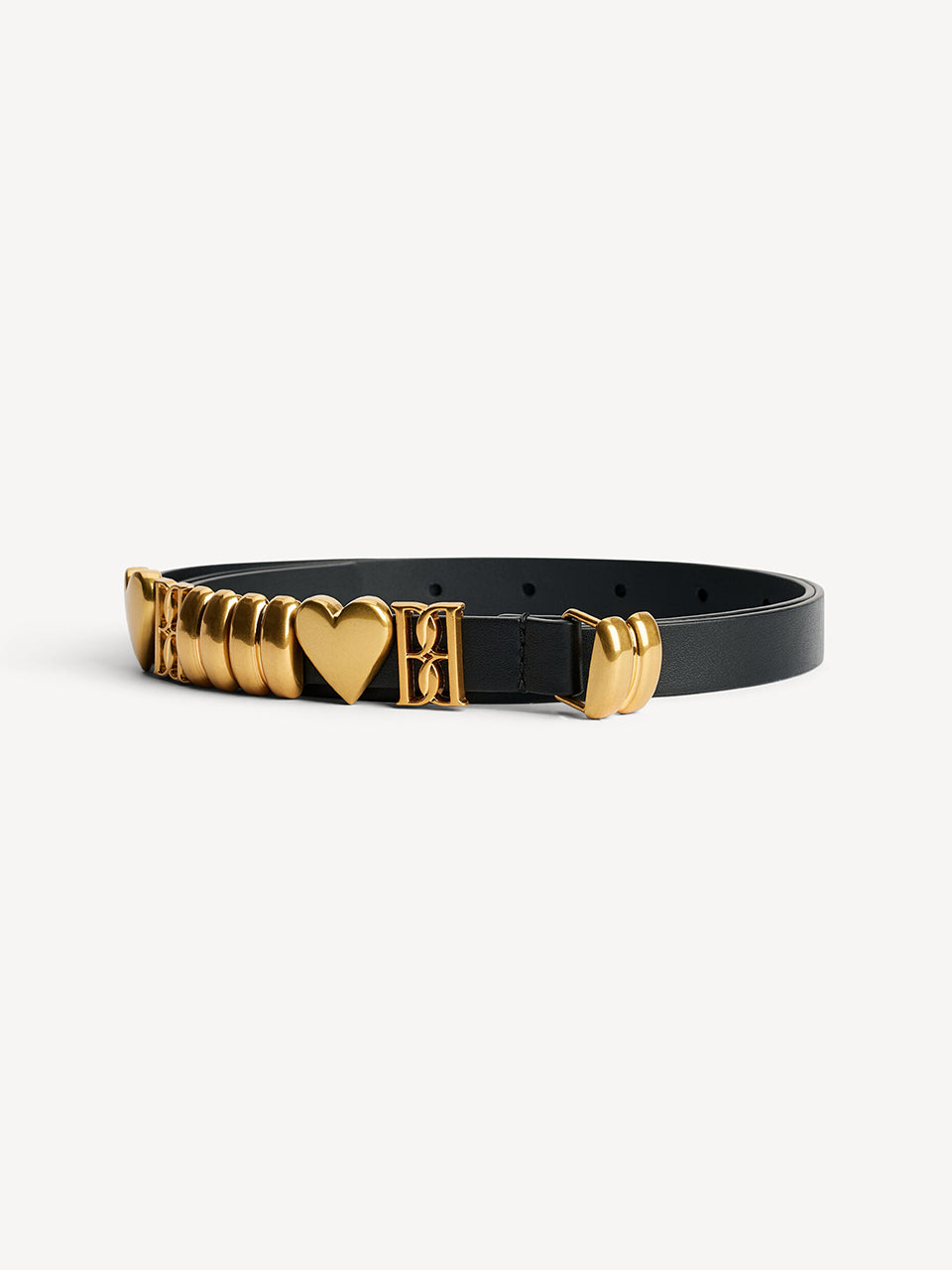 Skórzany, cienki pasek Ounlas Black By Malene Birger ze złotymi akcentami w kształcie serduszek i monogramów. Posiada regulowane zapięcie na klamrę. Wykonany z ziarnistej skóry. Idealny do sukienki i spodni stanem. 