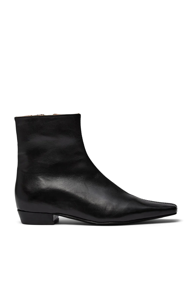 Eleganckie, czarne botki PAisla Black o minimalistycznym i nowoczesnym designie. Mają gładką cholewkę sięgającą ponad kostkę, z dyskretnym zamkiem błyskawicznym umieszczonym z boku. Ich najbardziej charakterystycznym elementem jest wyraźnie zarysowany, kwadratowy nosek, który nadaje całości geometrycznego, modnego charakteru. Mają niski, płaski obcas.
-Rozmiarówka jest standardowa. Zamów buty w rozmiarze, który zazwyczaj nosisz.