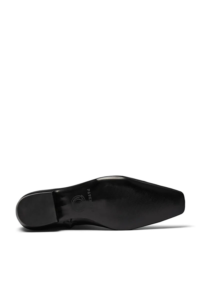 Eleganckie, czarne botki PAisla Black o minimalistycznym i nowoczesnym designie. Mają gładką cholewkę sięgającą ponad kostkę, z dyskretnym zamkiem błyskawicznym umieszczonym z boku. Ich najbardziej charakterystycznym elementem jest wyraźnie zarysowany, kwadratowy nosek, który nadaje całości geometrycznego, modnego charakteru. Mają niski, płaski obcas.
-Rozmiarówka jest standardowa. Zamów buty w rozmiarze, który zazwyczaj nosisz.