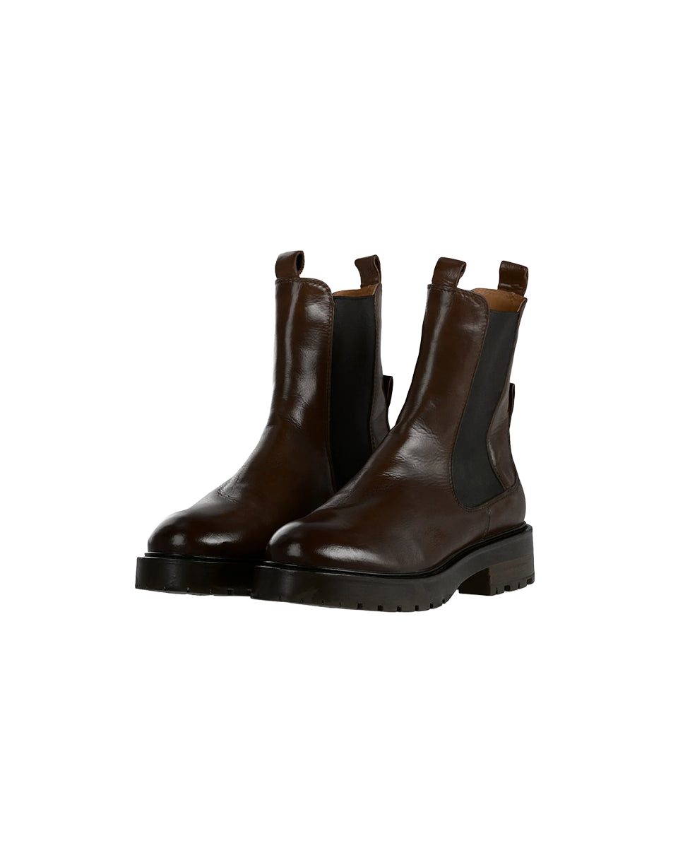 Klasyczne, wsuwane sztyblety PAKatelyn Wool Brown marki PAVEMENT sięgające za kostkę. Wykonane ze skóry licowej w ciemnobrązowym odcieniu. Charakteryzują się elastyczną, czarną wstawką po bokach, która ułatwia zakładanie i dopasowanie do nogi, a także praktycznymi pętelkami usytuowanymi z przodu i z tyłu cholewki. Mają grubą, stabilną podeszwę. Całość prezentuje minimalistyczny, ponadczasowy styl, doskonale pasujący do codziennych, jesienno-zimowych stylizacji.
-Rozmiarówka jest standardowa. Wybierz rozmia