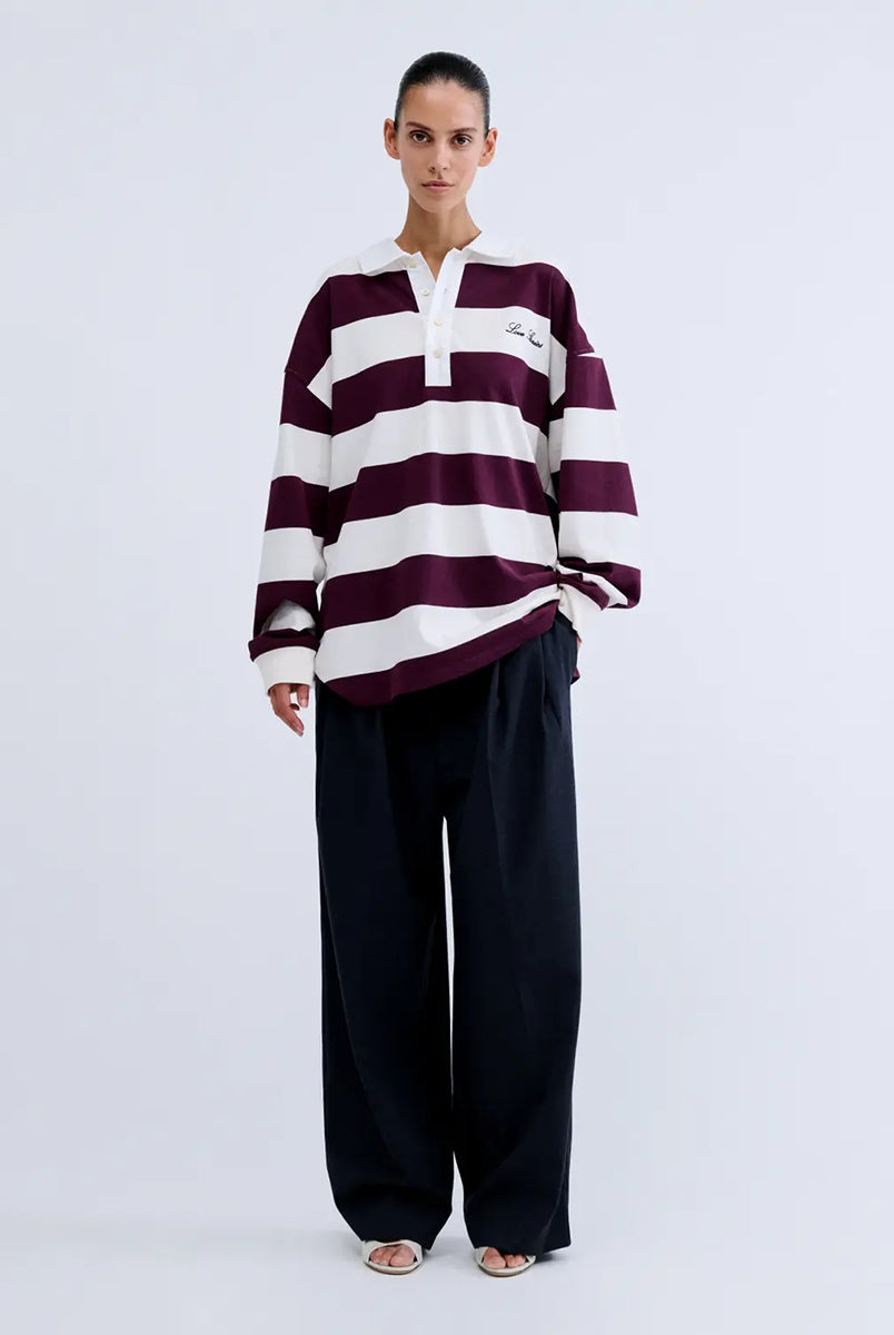 Luźny longsleeve z długim rękawem Paul Stripes Love Stories o ponadczasowym wzorze w kremowo-bordowe paski. Posiada kołnierzyk zapinany na guziki. Nad prawą piersią znajduje się niewielkie logo marki. Wykonany z lekkiej bawełny, zapewnia komfort noszenia przez cały dzień. Jest wszechstronnym elementem garderoby, który łatwo zestawić zarówno z codziennymi, jak i bardziej eleganckimi stylizacjami.