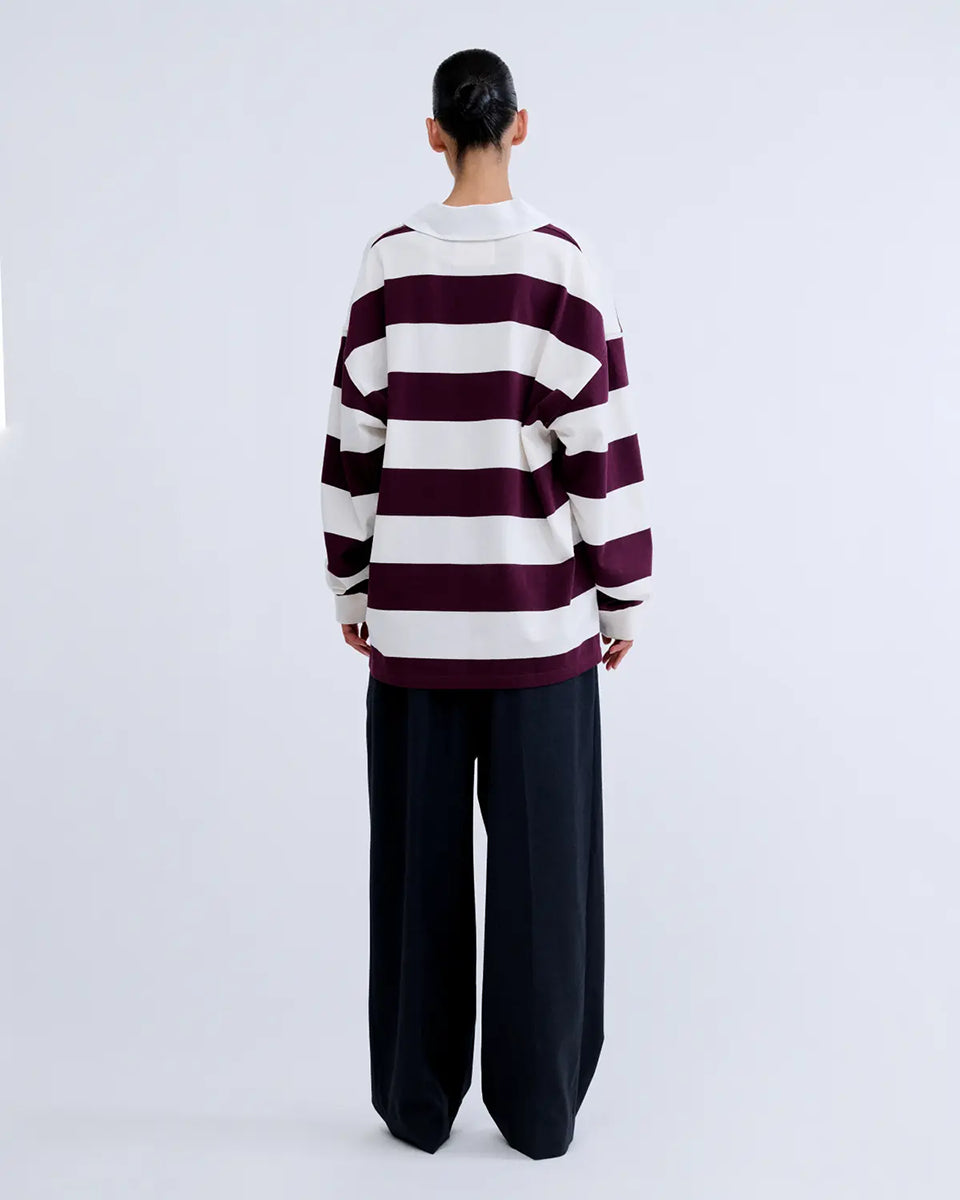 Luźny longsleeve z długim rękawem Paul Stripes Love Stories o ponadczasowym wzorze w kremowo-bordowe paski. Posiada kołnierzyk zapinany na guziki. Nad prawą piersią znajduje się niewielkie logo marki. Wykonany z lekkiej bawełny, zapewnia komfort noszenia przez cały dzień. Jest wszechstronnym elementem garderoby, który łatwo zestawić zarówno z codziennymi, jak i bardziej eleganckimi stylizacjami.