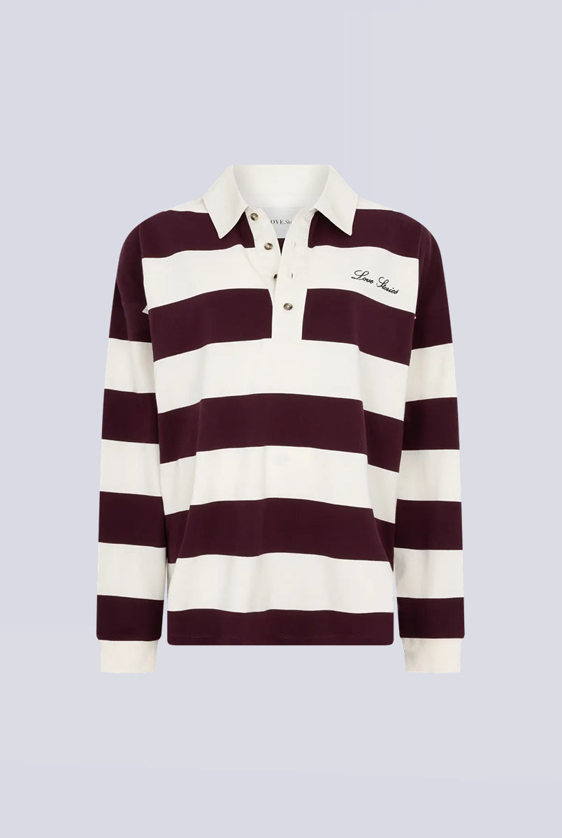 Luźny longsleeve z długim rękawem Paul Stripes Love Stories o ponadczasowym wzorze w kremowo-bordowe paski. Posiada kołnierzyk zapinany na guziki. Nad prawą piersią znajduje się niewielkie logo marki. Wykonany z lekkiej bawełny, zapewnia komfort noszenia przez cały dzień. Jest wszechstronnym elementem garderoby, który łatwo zestawić zarówno z codziennymi, jak i bardziej eleganckimi stylizacjami.