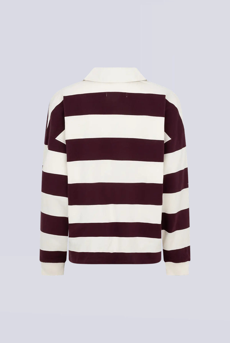 Luźny longsleeve z długim rękawem Paul Stripes Love Stories o ponadczasowym wzorze w kremowo-bordowe paski. Posiada kołnierzyk zapinany na guziki. Nad prawą piersią znajduje się niewielkie logo marki. Wykonany z lekkiej bawełny, zapewnia komfort noszenia przez cały dzień. Jest wszechstronnym elementem garderoby, który łatwo zestawić zarówno z codziennymi, jak i bardziej eleganckimi stylizacjami.