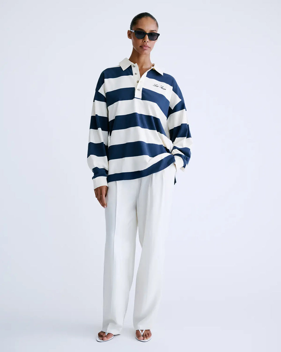Longsleeve z długim rękawem Paul Stripes Love Stories o ponadczasowym wzorze w kremowo-granatowe paski. Posiada kołnierzyk zapinany na guziki. Nad prawą piersią znajduje się niewielkie logo marki. Wykonany z lekkiej bawełny, zapewnia komfort noszenia przez cały dzień. Jest wszechstronnym elementem garderoby, który łatwo zestawić zarówno z codziennymi, jak i bardziej eleganckimi stylizacjami.