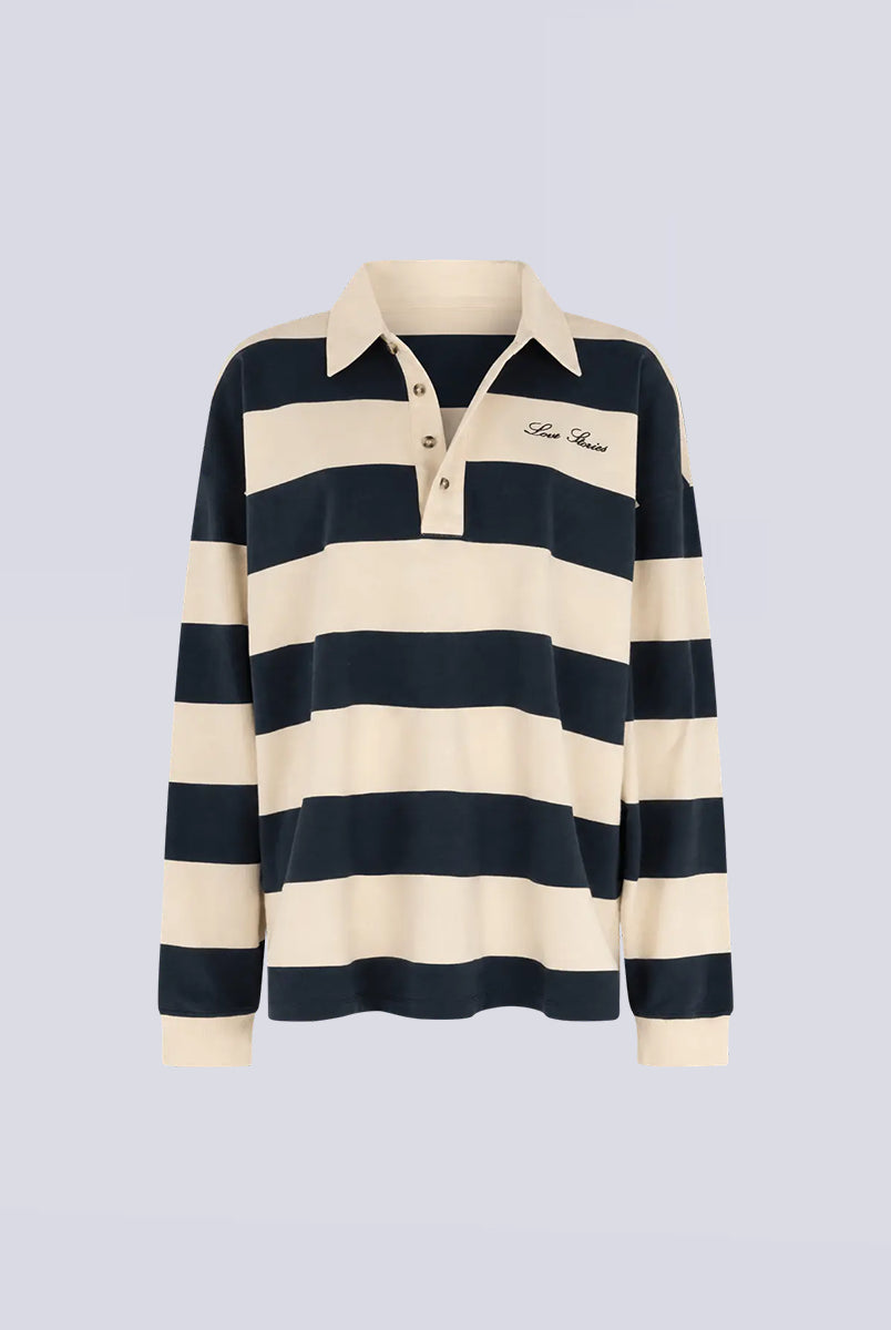 Longsleeve z długim rękawem Paul Stripes Love Stories o ponadczasowym wzorze w kremowo-granatowe paski. Posiada kołnierzyk zapinany na guziki. Nad prawą piersią znajduje się niewielkie logo marki. Wykonany z lekkiej bawełny, zapewnia komfort noszenia przez cały dzień. Jest wszechstronnym elementem garderoby, który łatwo zestawić zarówno z codziennymi, jak i bardziej eleganckimi stylizacjami.