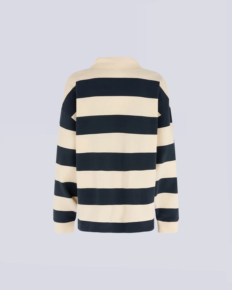 Longsleeve z długim rękawem Paul Stripes Love Stories o ponadczasowym wzorze w kremowo-granatowe paski. Posiada kołnierzyk zapinany na guziki. Nad prawą piersią znajduje się niewielkie logo marki. Wykonany z lekkiej bawełny, zapewnia komfort noszenia przez cały dzień. Jest wszechstronnym elementem garderoby, który łatwo zestawić zarówno z codziennymi, jak i bardziej eleganckimi stylizacjami.