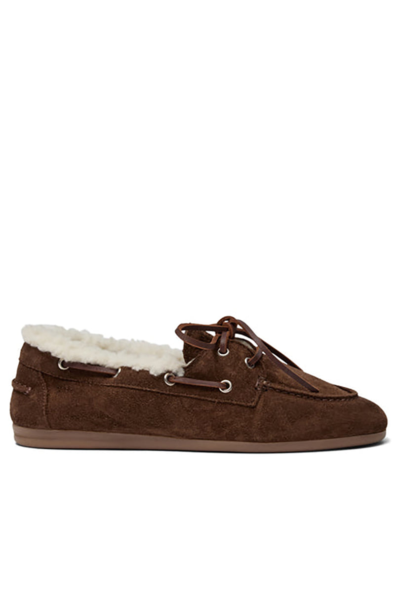 Brązowe, zamszowe mokasyny PAVilde Brown Suede wykonane ręcznie w Portugalii. Wyróżniają się gumową podeszwą zewnętrzną, skórzaną wkładką oraz ciepłą, wełnianą wyściółką w jasnym kolorze, która tworzy puszysty kołnierz wokół cholewki. Styl obuwia dopełniają ozdobne rzemyki z przodu i po bokach, przechodzące przez metalowe oczka.
-Rozmiarówka jest standardowa. Zamów buty w rozmiarze, który nosisz zazwyczaj. 