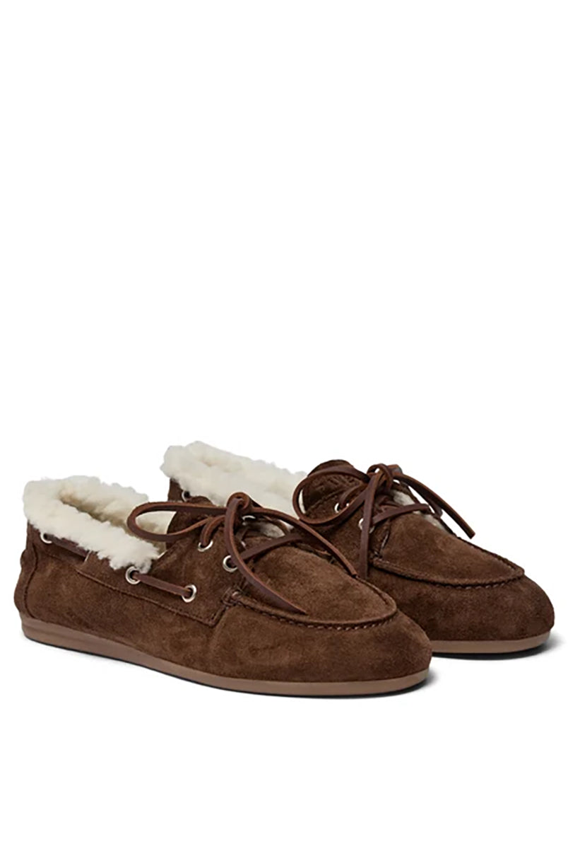 Brązowe, zamszowe mokasyny PAVilde Brown Suede wykonane ręcznie w Portugalii. Wyróżniają się gumową podeszwą zewnętrzną, skórzaną wkładką oraz ciepłą, wełnianą wyściółką w jasnym kolorze, która tworzy puszysty kołnierz wokół cholewki. Styl obuwia dopełniają ozdobne rzemyki z przodu i po bokach, przechodzące przez metalowe oczka.
-Rozmiarówka jest standardowa. Zamów buty w rozmiarze, który nosisz zazwyczaj. 