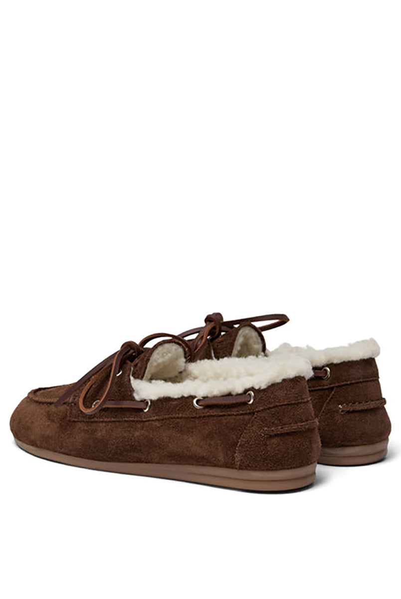 Brązowe, zamszowe mokasyny PAVilde Brown Suede wykonane ręcznie w Portugalii. Wyróżniają się gumową podeszwą zewnętrzną, skórzaną wkładką oraz ciepłą, wełnianą wyściółką w jasnym kolorze, która tworzy puszysty kołnierz wokół cholewki. Styl obuwia dopełniają ozdobne rzemyki z przodu i po bokach, przechodzące przez metalowe oczka.
-Rozmiarówka jest standardowa. Zamów buty w rozmiarze, który nosisz zazwyczaj. 