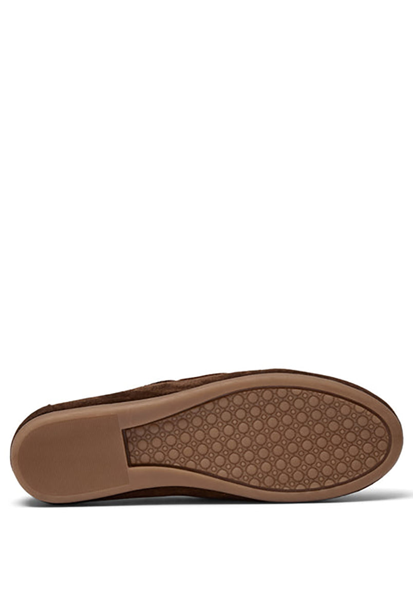 Brązowe, zamszowe mokasyny PAVilde Brown Suede wykonane ręcznie w Portugalii. Wyróżniają się gumową podeszwą zewnętrzną, skórzaną wkładką oraz ciepłą, wełnianą wyściółką w jasnym kolorze, która tworzy puszysty kołnierz wokół cholewki. Styl obuwia dopełniają ozdobne rzemyki z przodu i po bokach, przechodzące przez metalowe oczka.
-Rozmiarówka jest standardowa. Zamów buty w rozmiarze, który nosisz zazwyczaj. 