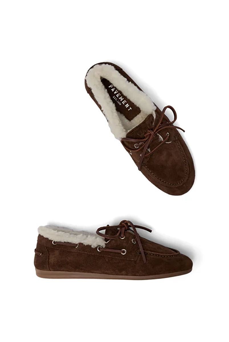 Brązowe, zamszowe mokasyny PAVilde Brown Suede wykonane ręcznie w Portugalii. Wyróżniają się gumową podeszwą zewnętrzną, skórzaną wkładką oraz ciepłą, wełnianą wyściółką w jasnym kolorze, która tworzy puszysty kołnierz wokół cholewki. Styl obuwia dopełniają ozdobne rzemyki z przodu i po bokach, przechodzące przez metalowe oczka.
-Rozmiarówka jest standardowa. Zamów buty w rozmiarze, który nosisz zazwyczaj. 