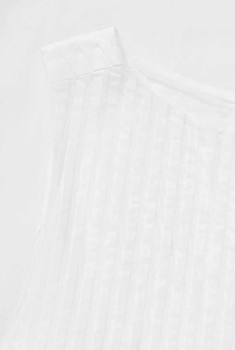Luźna, bawełniana, trapezowa, maxi sukienka Pavlova Optic White marki SKALL bez rękawów. Ma okrągły dekolt i zapięcie z tyłu na guzik. W górnej części klatki piersiowej posiada pionowe przeszycia i marszczenia. Ma długość do kostek. Wykonana z organicznej, bawełnianej popeliny.
-Luźny, trapezowy krój
-Pionowe przeszycia i marszczenia
-Zamów sukienkę w swoim standardowym rozmiarze