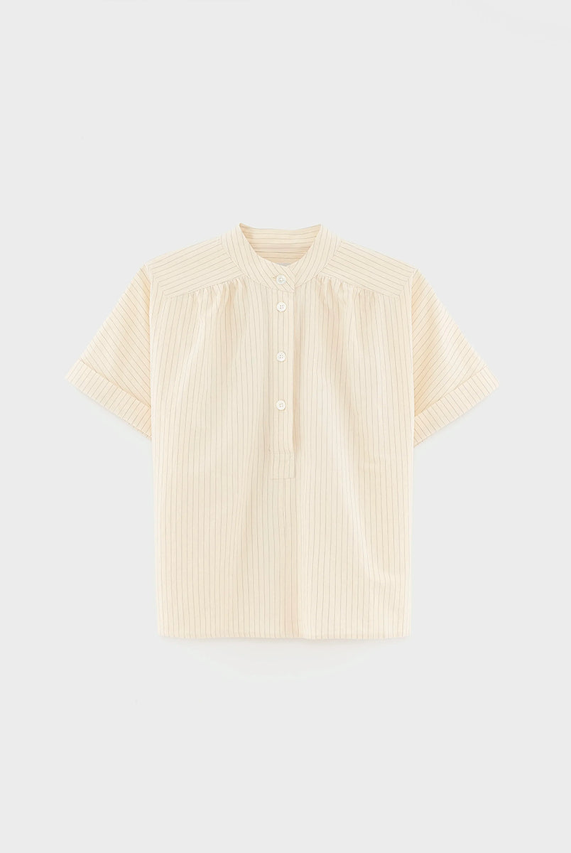 Pudełkowa bluzka Pear61 Stripe A marki BELLEROSE z półotwartym kołnierzykiem typu stójka i marszczeniami na ramionach. Bluzka ma krótki krój i krótkie, szerokie rękawy o obniżonej linii ramion. Po bokach posiada rozcięcia. Zapinana na małe guziczki kończące się w połowie klatki piersiowej. Wykonana z miękkiej mieszanki bawełnianej.
-Pudełkowy krój
-Kołnierzyk
-Marszczenia na ramionach
