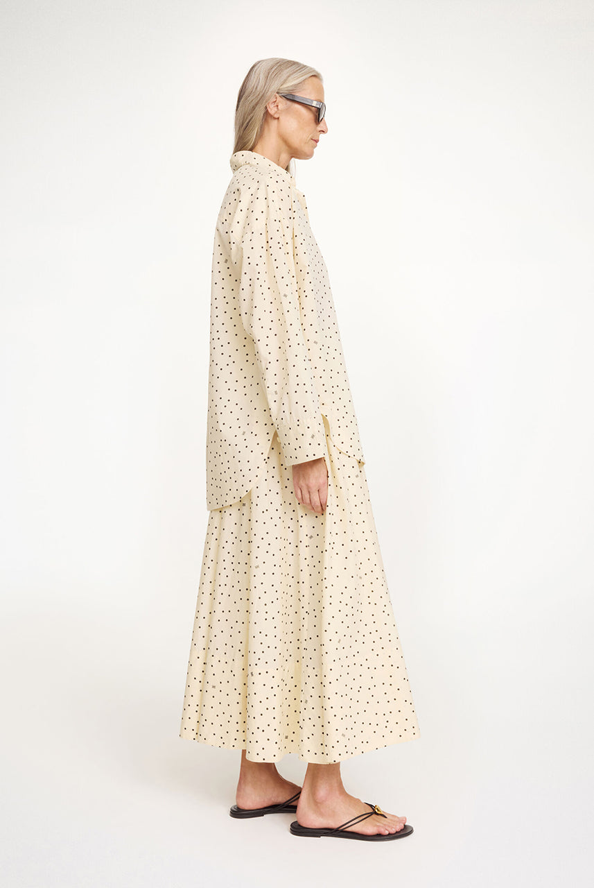 Luźna, obszerna spódnica Pheo Polka Dots By Malene Birger w kształcie litery A, w delikatny wzór w groszki. Posiada regulowaną, dopasowaną gumkę w talii. Ma długość przed kostkę. Wykonana z przewiewnej bawełny organicznej. Bez podszewki. Idealnie sprawdzi się na każdą okazję- do biura, na plażę i na wieczorne wyjście.
-Luźny fason
-Gumka w talii
-Zamów spódnicę w swoim standardowym rozmiarze.