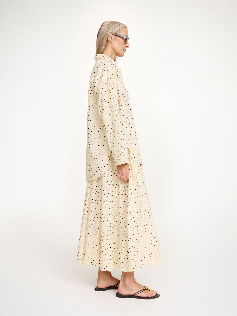 Luźna, obszerna spódnica Pheo Polka Dots By Malene Birger w kształcie litery A, w delikatny wzór w groszki. Posiada regulowaną, dopasowaną gumkę w talii. Ma długość przed kostkę. Wykonana z przewiewnej bawełny organicznej. Bez podszewki. Idealnie sprawdzi się na każdą okazję- do biura, na plażę i na wieczorne wyjście.
-Luźny fason
-Gumka w talii
-Zamów spódnicę w swoim standardowym rozmiarze.
