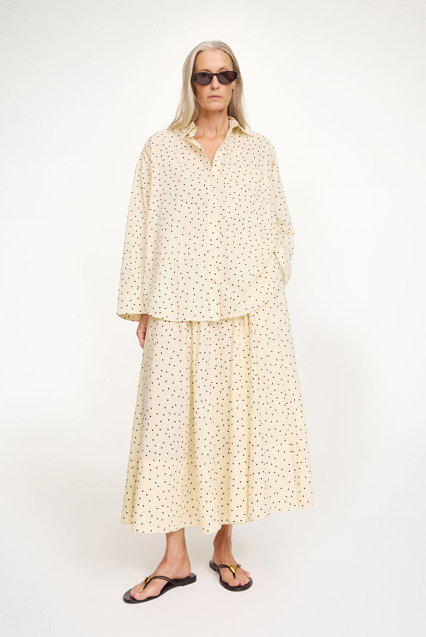 Luźna, obszerna spódnica Pheo Polka Dots By Malene Birger w kształcie litery A, w delikatny wzór w groszki. Posiada regulowaną, dopasowaną gumkę w talii. Ma długość przed kostkę. Wykonana z przewiewnej bawełny organicznej. Bez podszewki. Idealnie sprawdzi się na każdą okazję- do biura, na plażę i na wieczorne wyjście.
-Luźny fason
-Gumka w talii
-Zamów spódnicę w swoim standardowym rozmiarze.