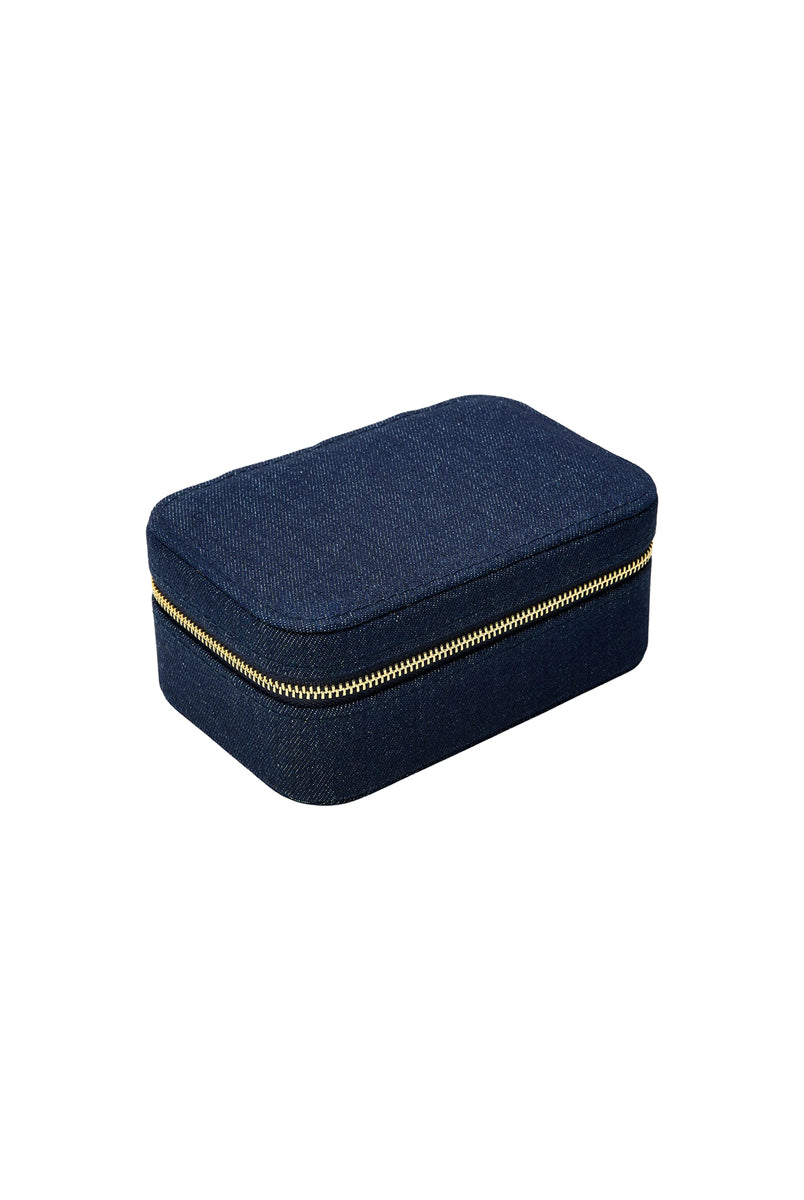 Kuferek do przechowywania biżuterii Pico Copenhagen z przegródkami wewnątrz. Obszyty tkaniną imitującą jeans. Zapinany za pomocą zamka błyskawicznego. To idealny pomysł na prezent. 