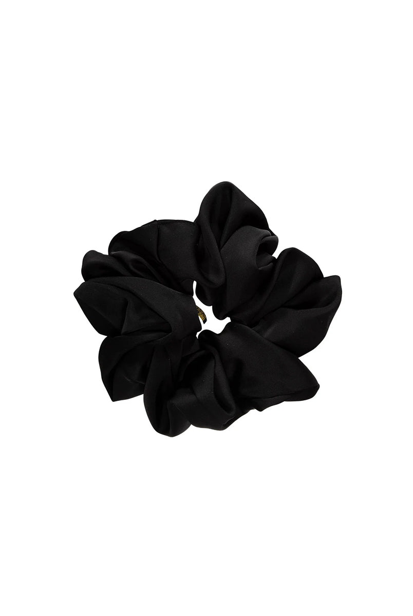 Duża, satynowa, czarna gumka do włosów scrunchie Cali Pico Copenhagen. Wykonana ręcznie. Dodatek, który podkręci każdą stylizację.