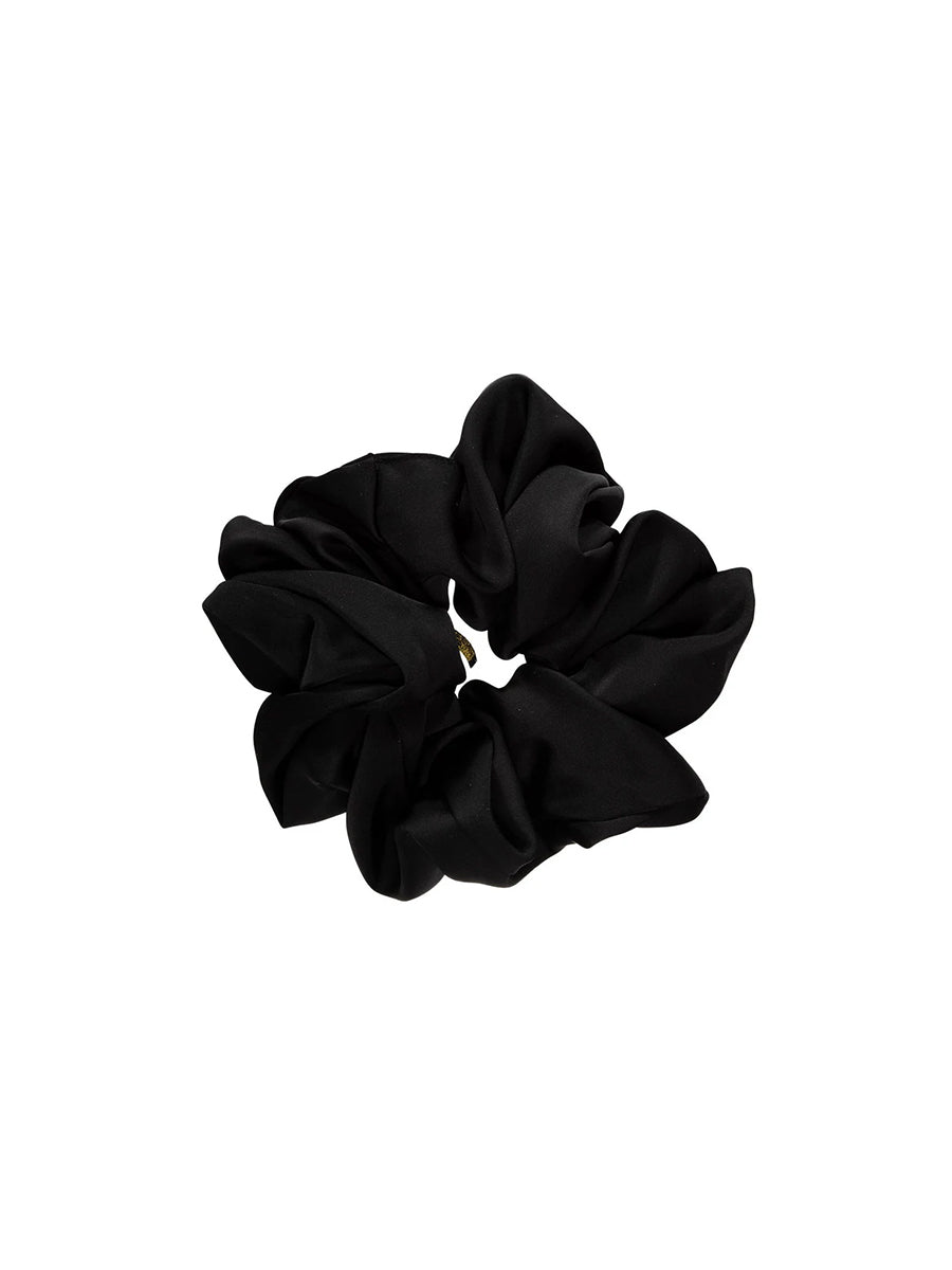 Duża, satynowa, czarna gumka do włosów scrunchie Cali Pico Copenhagen. Wykonana ręcznie. Dodatek, który podkręci każdą stylizację.