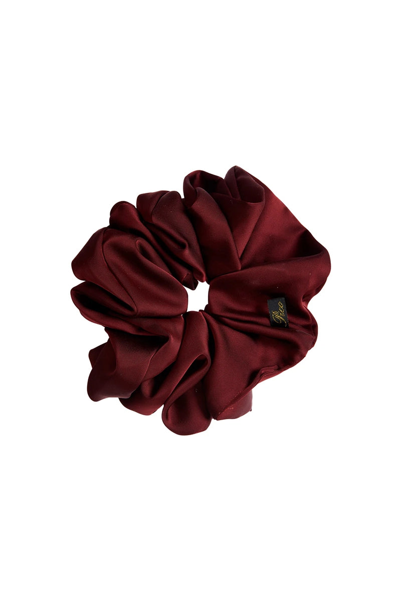 Duża, satynowa, granatowa gumka do włosów scrunchie Cali Pico Copenhagen. Wykonana ręcznie. Dodatek, który podkręci każdą stylizację.
