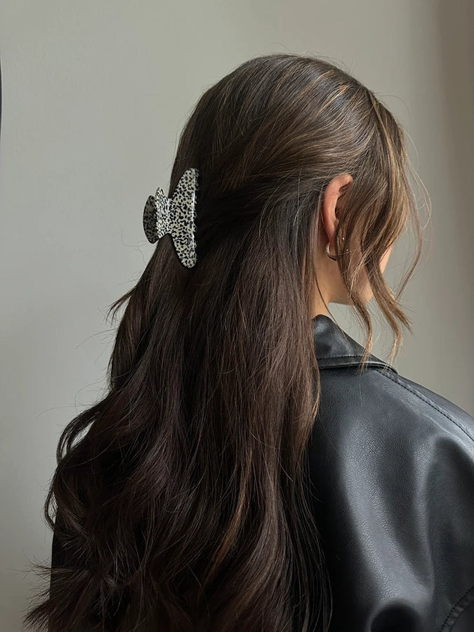 Średniej wielkości, spinka klamra Carver Pico Copenhagen w drobne kropki.