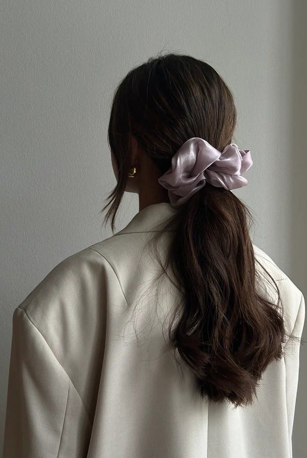 Duża gumka do włosów scrunchie Dreamy Pico Copenhagen z połyskującej organzy.