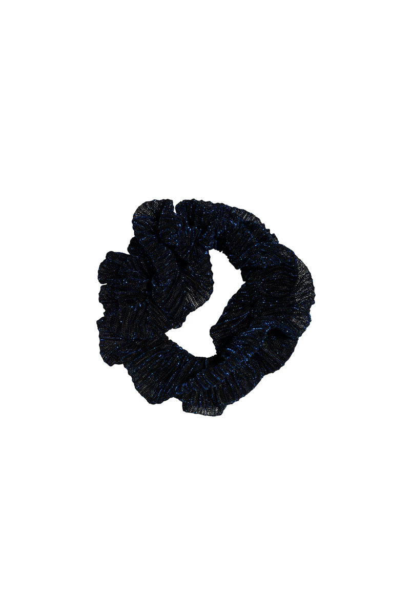 Materiałowa, granatowa gumka do włosów scrunchie Flaese Pico Copenhagen z plisowanej tkaniny o metalicznym połysku