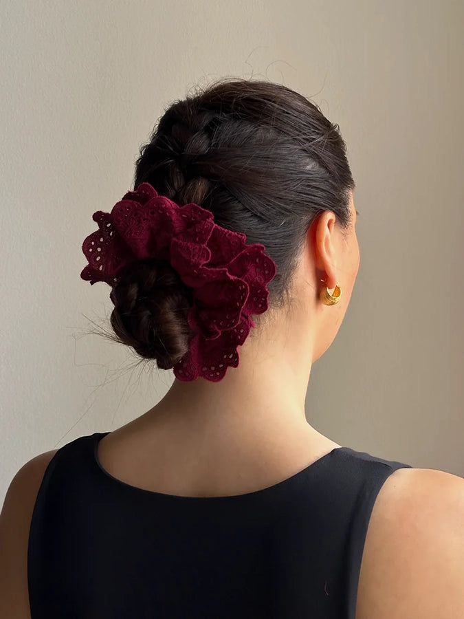 Duża, materiałowa, koronkowa gumka do włosów scrunchie Lace Pico Copenhagen. 